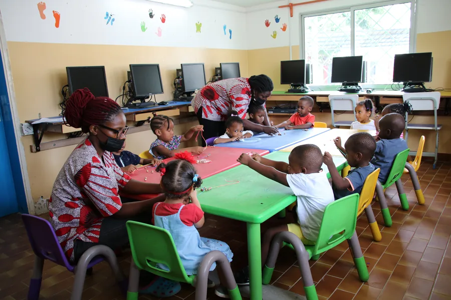 Les élèves de L'Eldorado Digital Academy peignent une fresque murale de l'école
