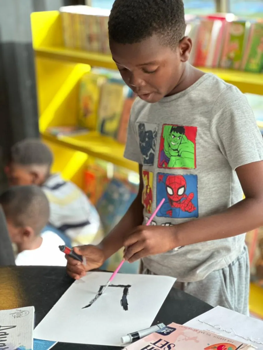 Un élève de L'Eldorado en pleine création à la bibliothèque