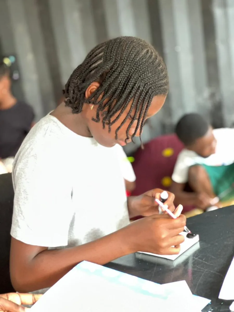 Un élève de L'Eldorado dessine à la bibliothèque