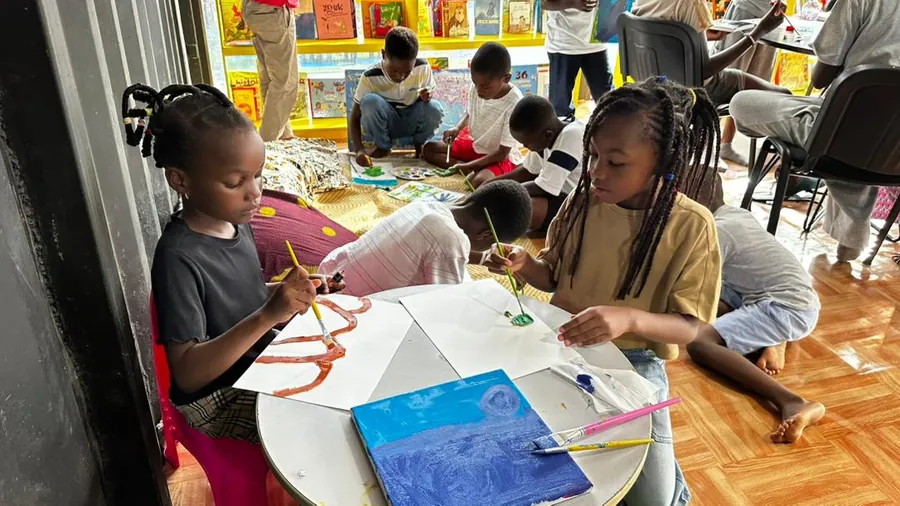 Deux élèves dessinent ensemble à la bibliothèque