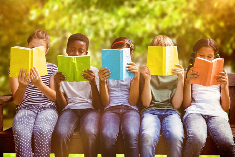 Enfant en train de lire, illustrant le choix d'une école bilingue à Pointe-Noire