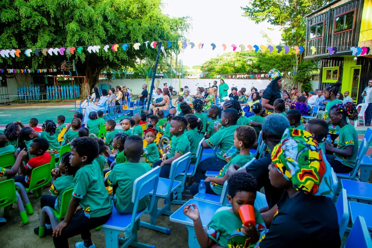 Élèves rassemblés dans la cour de l'école L'Eldorado Digital Academy à Pointe-Noire, Congo